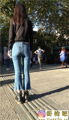 4K-街拍蓝色牛仔喇叭裤美女性感美腿圆翘臀 一[MP4/1.41G]