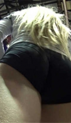 低角度拍摄黑色运动短裤金发美眉极品饱满丰臀[MP4/208M]