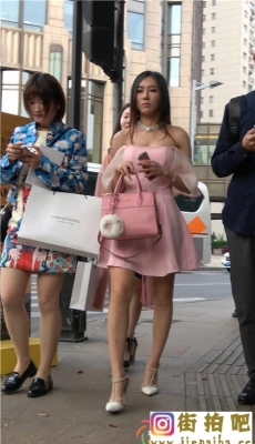 4K-街拍低胸粉色连衣公主裙白色高跟肉丝长发美女[MP4/1.09G]