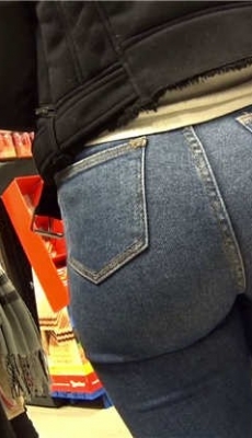 身材近拍蓝色紧绷牛仔裤圆润饱满大臀妹子[MP4/572M]
