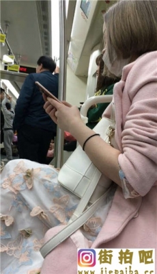 地铁粉色高跟长裙漂亮口罩美女[MOV/225M]