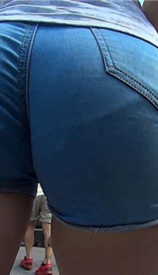 高大的女孩在紧身牛仔短裤摇曳的屁股[MP4/437M]