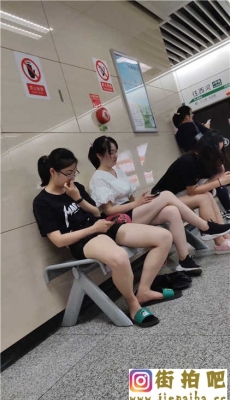 4K-地铁站休息的两个热裤妹子性感白腿[MP4/190M]