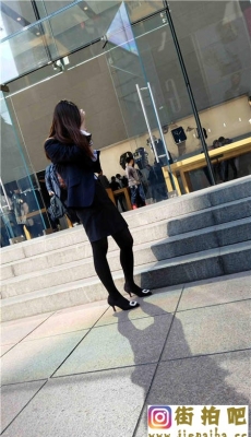 苹果专卖店前黑色包臀短裙职业装OL黑丝黑高美腿[MP4/541M]