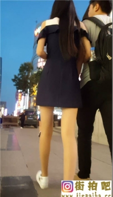 街拍紫色连衣裙极品肉色丝袜大长腿长发美女[MP4/403M]