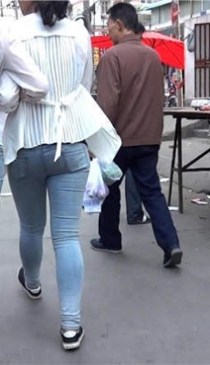 街拍两个少女紧身牛仔裤[MTS/164M]