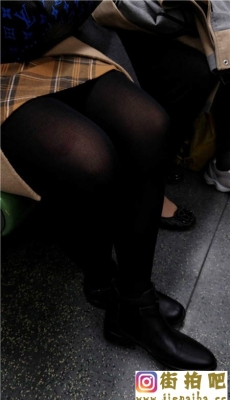 地铁玩手机的米色外套黑色丝袜OL美眉[MP4/805M]