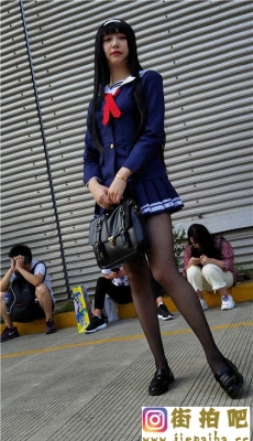4K-蓝色短裙制服黑丝大长腿cosplay美女[MP4/597M]