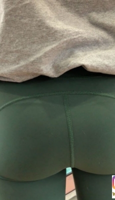 绿色和黑色紧身氨纶裤两个妹子极品圆润翘臀[MP4/155M]