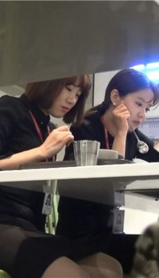 正在吃饭的韩国机场工作人员[MP4/394M]