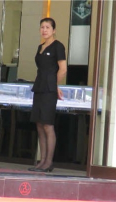 黑色制服包臀裙黑色丝袜高跟OL小少妇[MP4/581M]