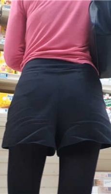 商场超市购物的黑色短裤黑丝美少妇[MP4/1.53G]