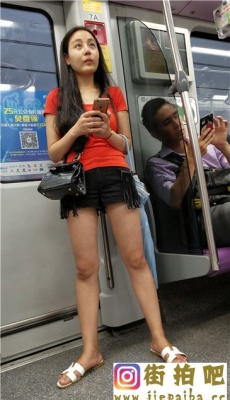 4K-地铁拍摄玩手机的黑色牛仔热裤直腿圆臀长发美眉[MP4/944M]