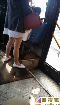 公交车上近拍白色短裙肉丝美腿妹子[MP4/135M]