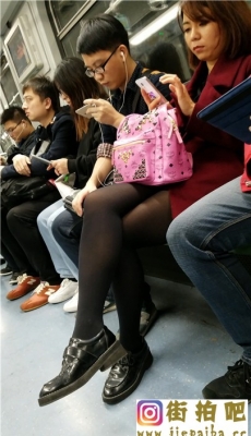 4K-地铁拍摄黑色丝袜红衣少妇[MP4/780M]