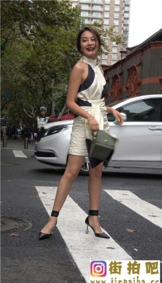 4K-街头拍照的白色性感短裙极品长腿高跟美女[MP4/1.19G]