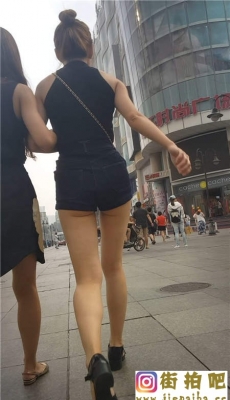 街拍长腿牛仔热裤极品圆润翘臀美女[MP4/430M]