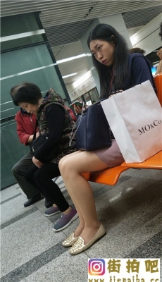 地铁站等车的包臀裙裸腿妹子[MP4/775M]