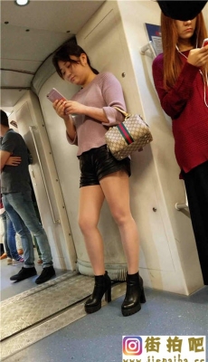 地铁丰满少妇黑色皮短裤肉色丝袜黑色高跟丰臀[MP4/596M]