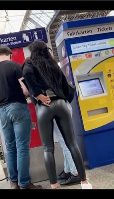 车站跟拍黑色紧身皮裤小妹性感圆臀[MP4/810M]
