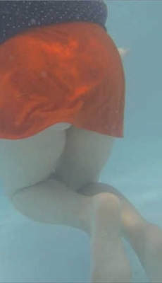 游泳池水下拍摄透明比基尼丰臀少妇[MP4/985M]