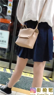 4K-候车的蓝色百褶短裙肉丝学生妹[MP4/100M]