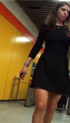 地铁站跟拍黑色连衣短裙漂亮金发洋妞极品美腿[MP4/448M]