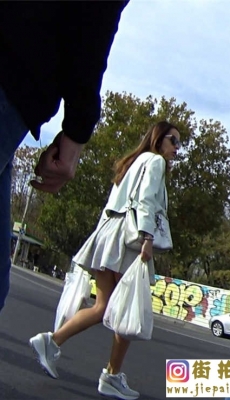 街拍宽松短裙墨镜少妇购物归来[MP4/684M]