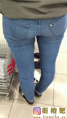 超市购物的两个年轻紧身牛仔裤美眉[MP4/159M]