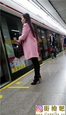 4K-地铁站等车的黑色丝袜高跟粉色外套美少妇[MP4/384M]