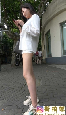 4K-白色紧绷热裤性感长腿圆润翘臀清纯美女[MOV/1.78G]