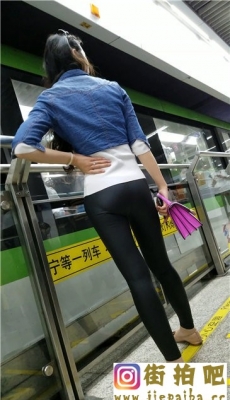 4K-地铁站候车的黑色紧身皮裤极品长腿圆润翘臀美眉[MP4/997M]