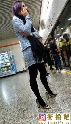 4K-地铁拍摄蓝色套装少妇OL黑色丝袜光亮银色高跟[MP4/1.41G]