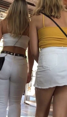 白色牛仔短裙和紧绷牛仔裤两个金发洋妞性感翘臀[MP4/246M]