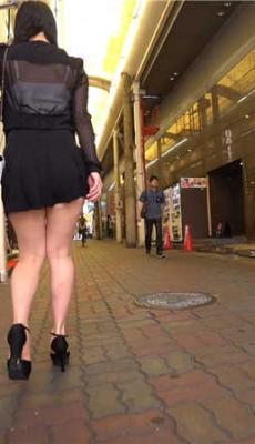 街拍黑色百褶短裙高跟白腿丰臀OL少妇[MP4/1.15G]