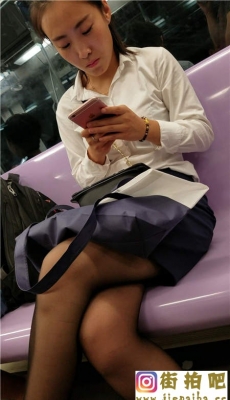 4K-地铁拍摄黑色丝袜高跟白衣OL美眉[MP4/432M]