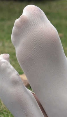 4K-公园草坪休息的白色棉袜紧身裤少妇凉脚[MP4/3.48G]