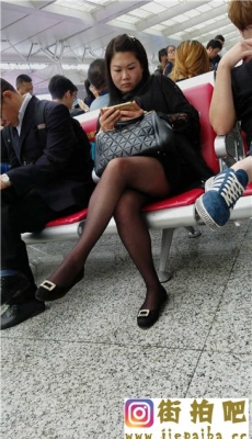 车站等车的丰满少妇黑色外套黑丝黑色皮鞋[MP4/619M]