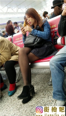 4K-高铁站候车室拍摄黑色丝袜美腿黑色短裙少妇[MP4/1.01G]
