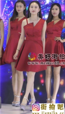 4K-车展走秀的红色连衣短裙漂亮高跟丝袜美女模特[MP4/1.17G]