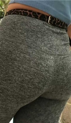 街拍灰色瑜伽裤金发漂亮美眉性感圆臀[MP4/567M]