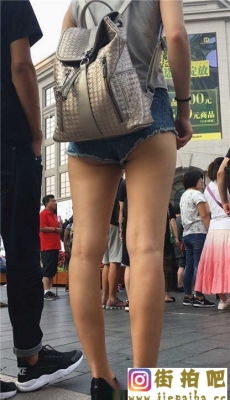 热裤长腿微笑线美女在逛街[1.95G]