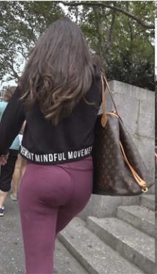 街拍紫色紧身瑜伽裤长发美眉性感细腿圆润翘臀[MP4/319M]