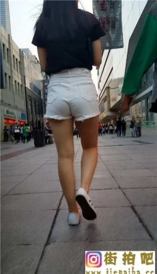 街拍逛街的白色短裤长发美眉包翘臀[MTS/540M]