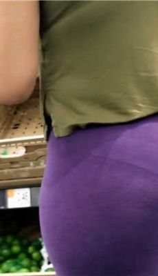 超市购物的两个紧裤丰满翘臀少妇[MP4/363M]