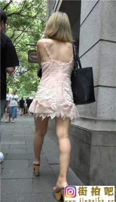 4K-逛街的性感蕾丝吊带裙高跟长腿街拍美女[MP4/710M]