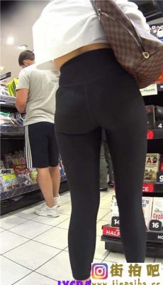 超市购物的黑色打底裤翘臀洋妞[MP4/383M]