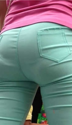 带女儿游玩的紧身好身材妈妈[MP4/234M]