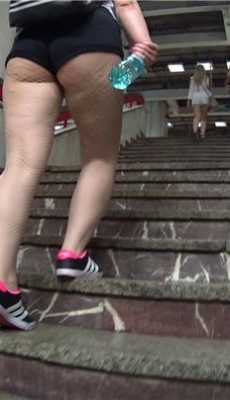 跟拍黑色热裤白色网袜饱满圆臀洋妞[MP4/689M]