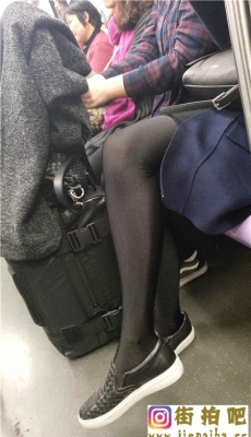 地铁少妇闪亮黑色丝袜细长美腿[MP4/759M]